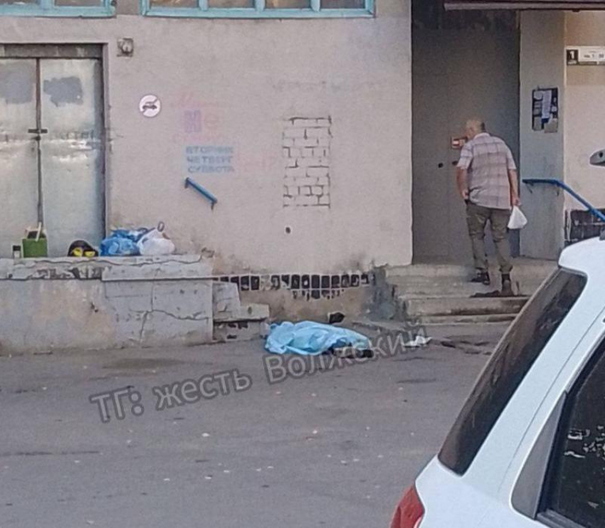 Тело 18-летнего парня найдено под окнами дома в Волжском