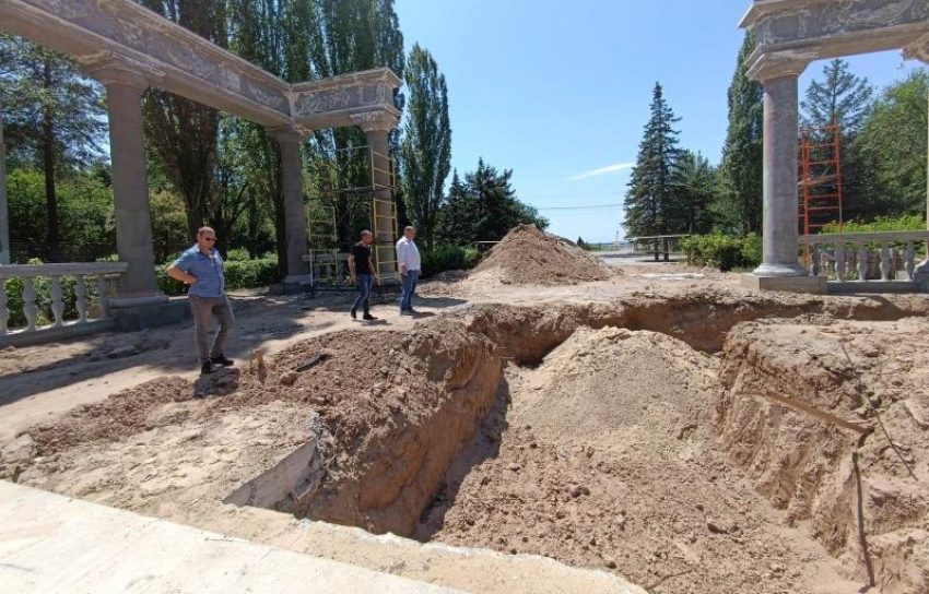 Мемориал первостроителям Волжского с чайками полностью заложат состаренной плиткой