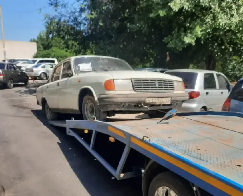 Брошенные автомобили продолжают эвакуировать в Волжском