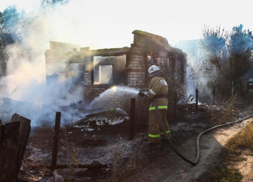 Пожар в Среднеахтубинском районе уничтожил баню