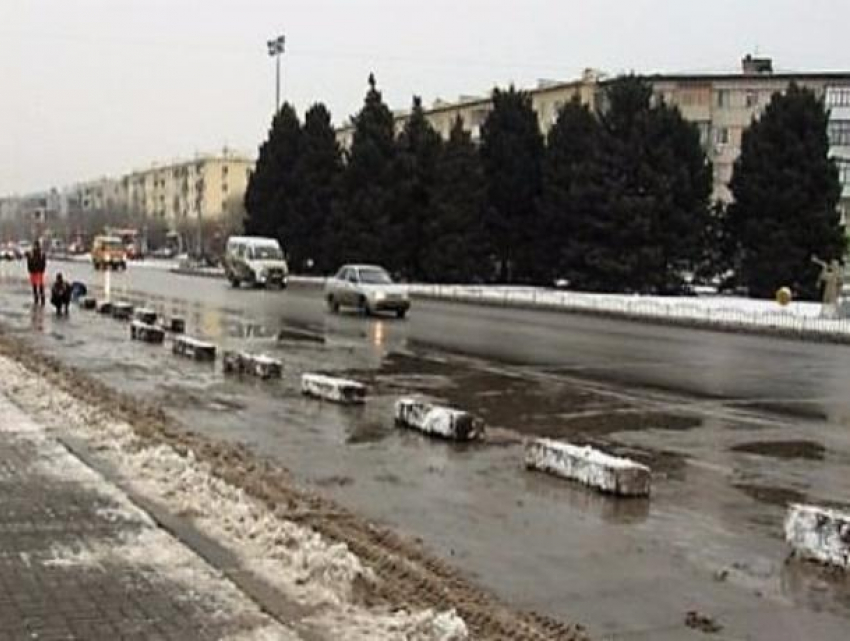 Площадь имени Ленина в Волжском оградили бордюрами от автохамов