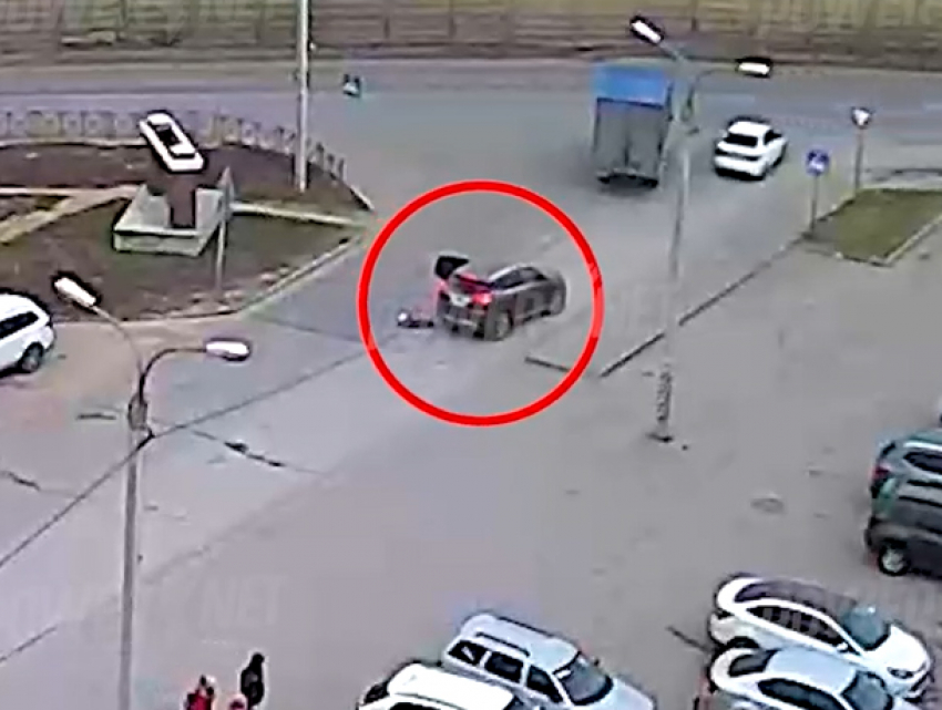 В Волгограде из автомобиля на ходу выпал ребенок