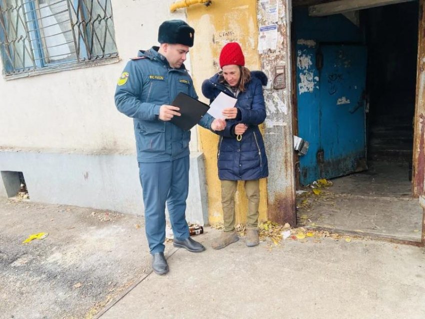 Сотрудники ПДН и МЧС прогулялись по бывшим волжским общежитиям