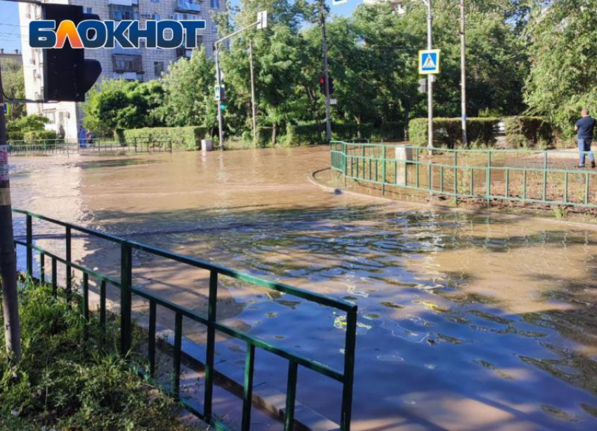 Дороги в Волжском затопило из-за прорыва трубы