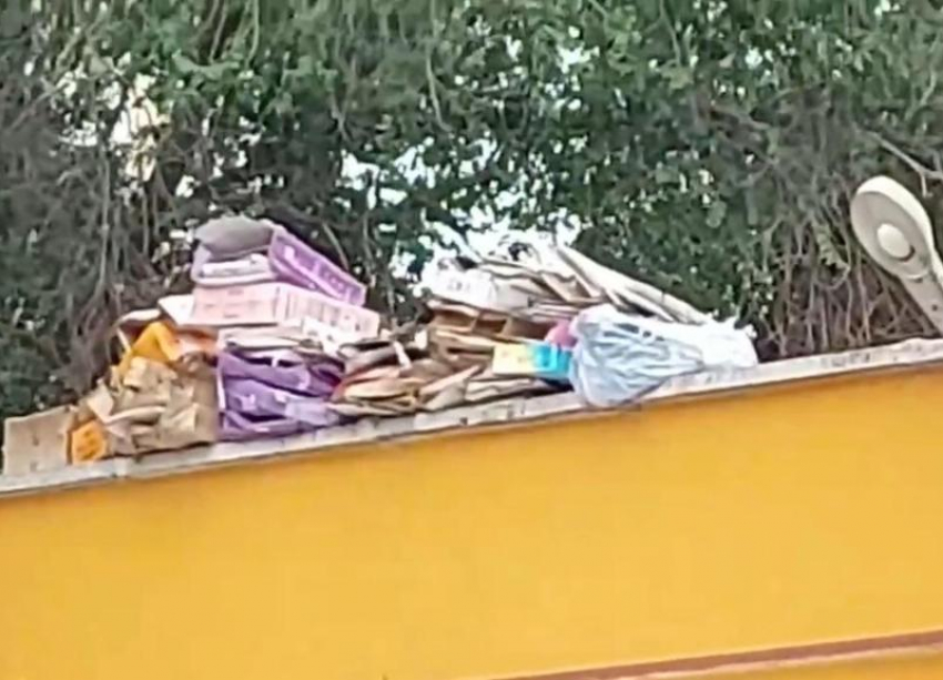 Три метра над уровнем Волжского: горожанин снял мусорку на крыше здания