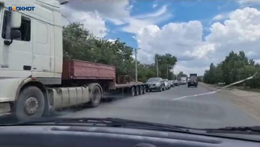 На Логинова образовалась огромная пробка из-за ремонта дороги: видео