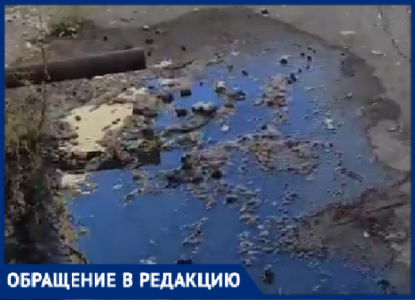 Моча, кал и тампоны льются из трубы под окнами больницы в Волжском