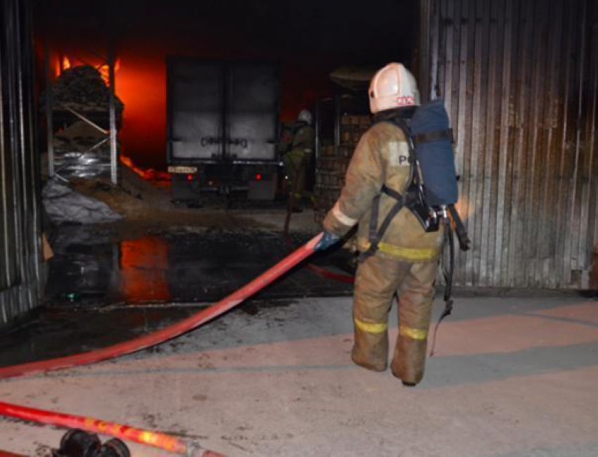 Металлическое хранилище сгорело среди белого дня в Среднеахтубинском районе