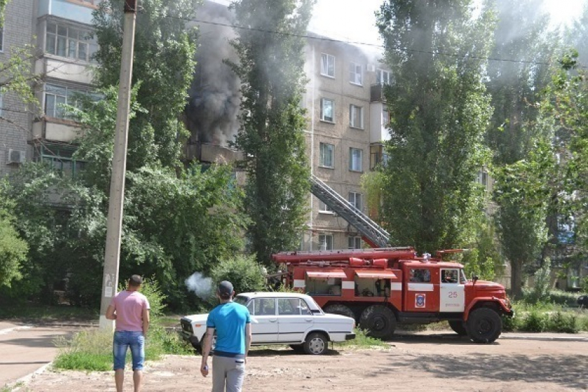 Утренний пожар на балконе выгнал на улицу 10 волжан