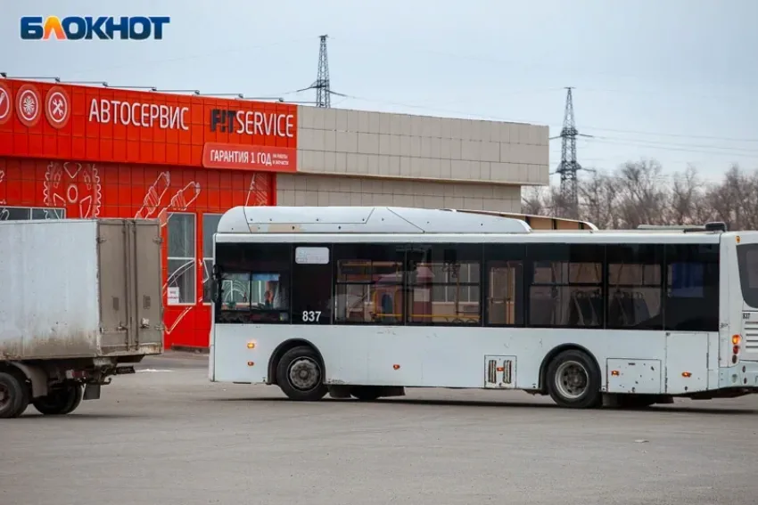 Автобус с пассажирами попал в аварию в Волжском: водителю стало плохо