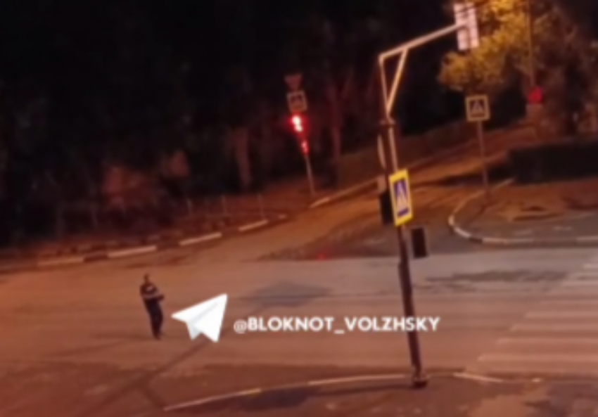 Пьяный мужчина устроил дебош в Волжском, бросаясь на автомобили