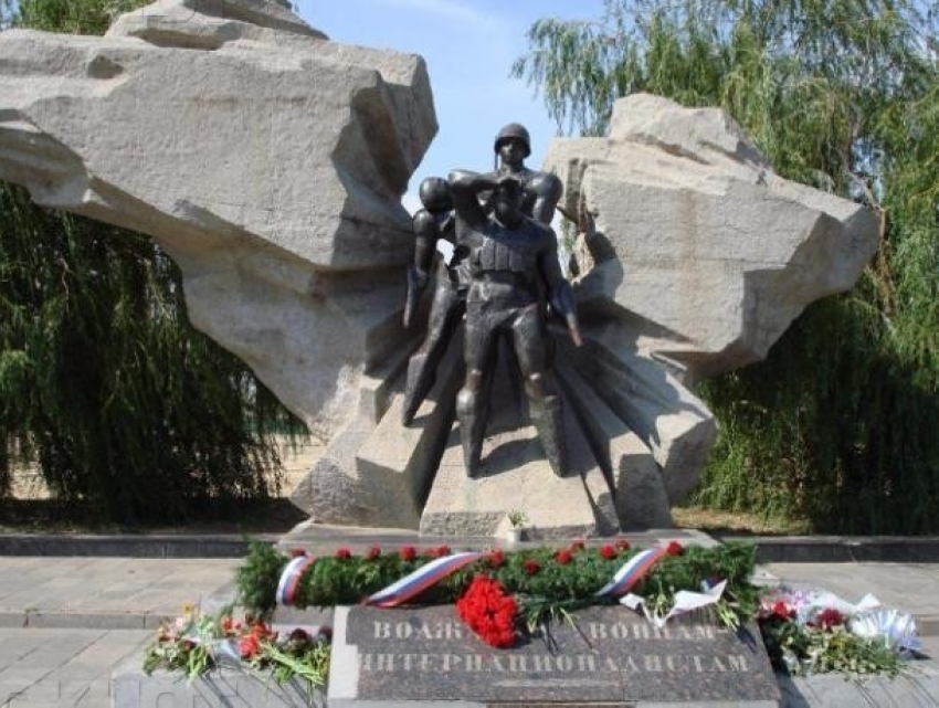 Волжане спорят о туалете у памятника воинам-интернационалистам