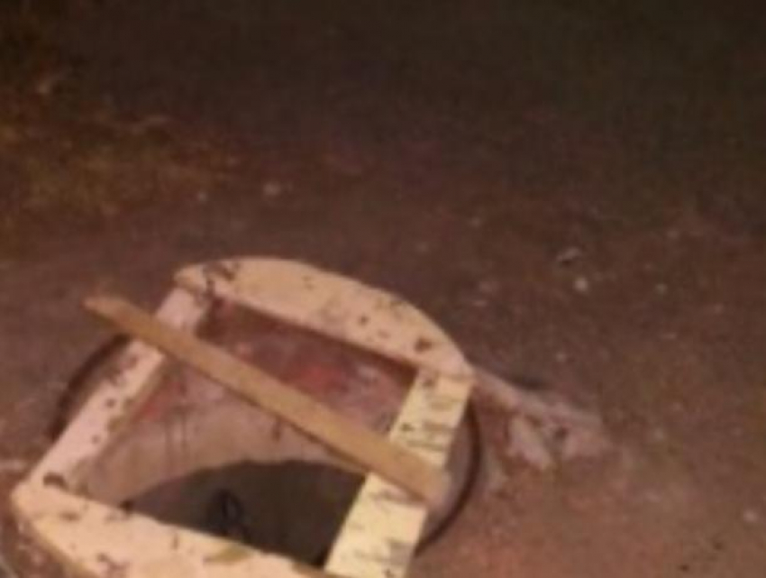 Открытый колодец на оживленной улице угрожает жизням горожан в Волжском