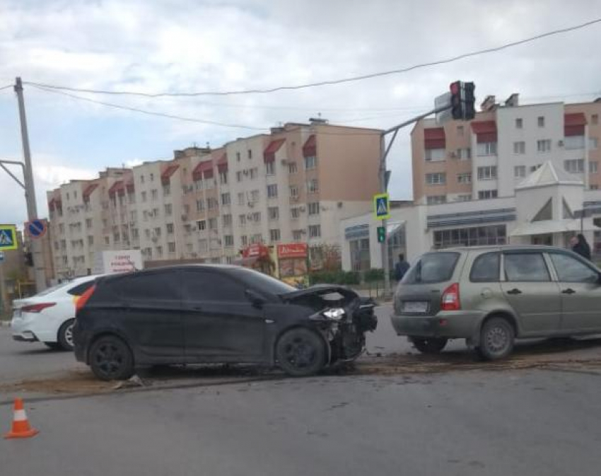 Водитель тонированной иномарки устроил ДТП в Волжском