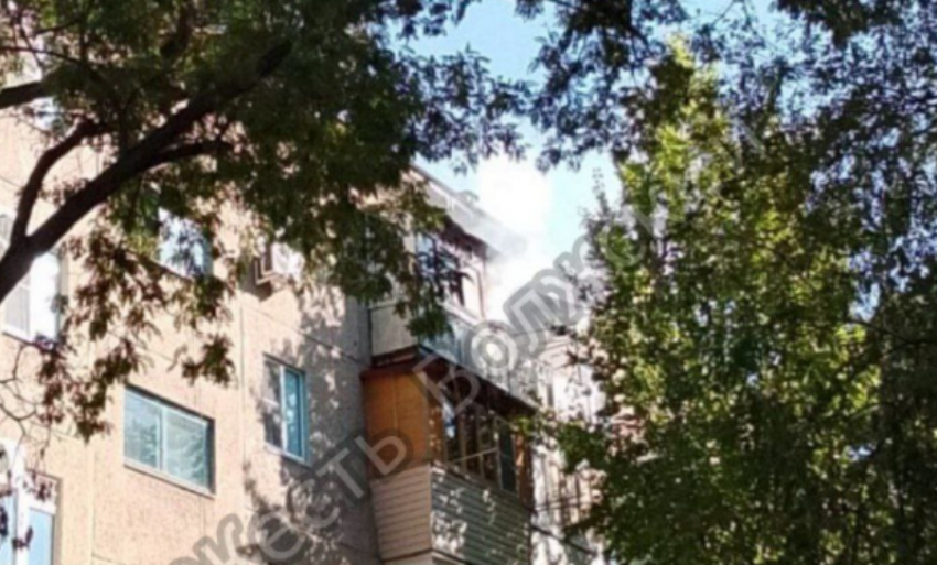 Огонь на балконах: пожарные оперативно предотвратили распространение пламени в Волжском