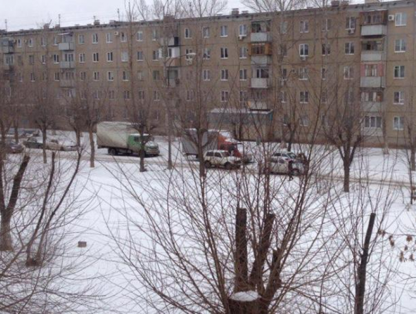 Незначительное ДТП и грузовики заблокировали улицу Пионерская в Волжском