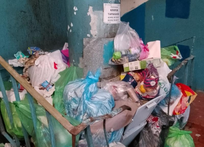 Два месяца без уборки: волжане задыхаются от вони в собственных подъездах