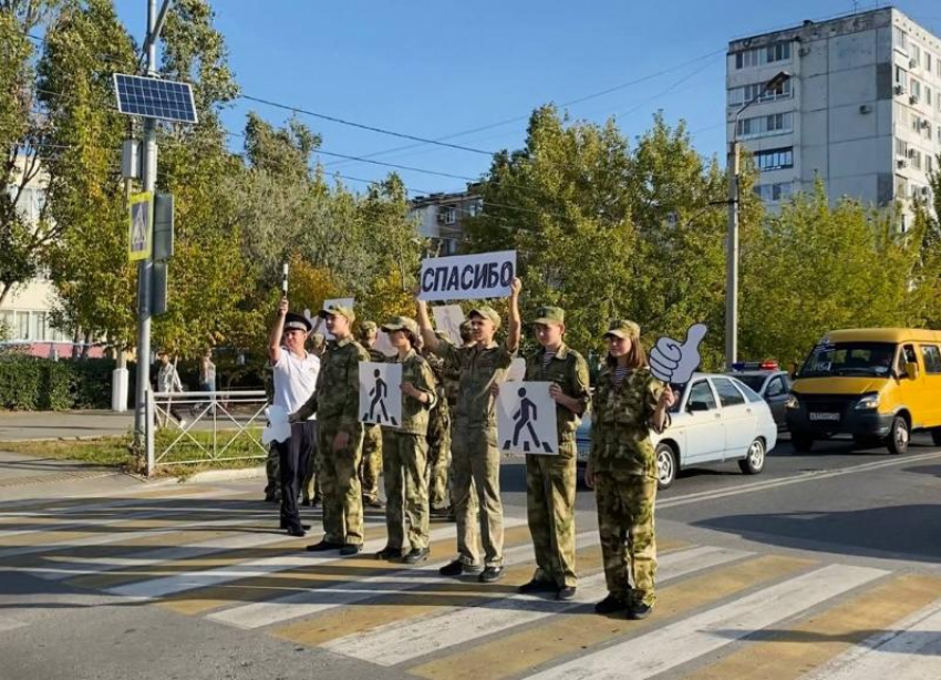 Дети в камуфляжной форме перекрывали проезжую часть в Волжском