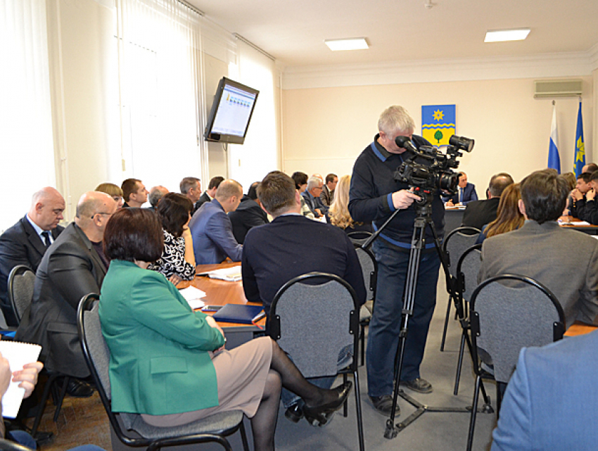 Вопросы медицины в Волжском обсудили областные депутаты на специальном совещании
