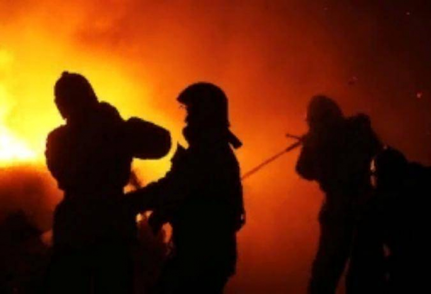 Пожар на мусорной площадке потревожил спящих жителей одного из дворов в Волжском