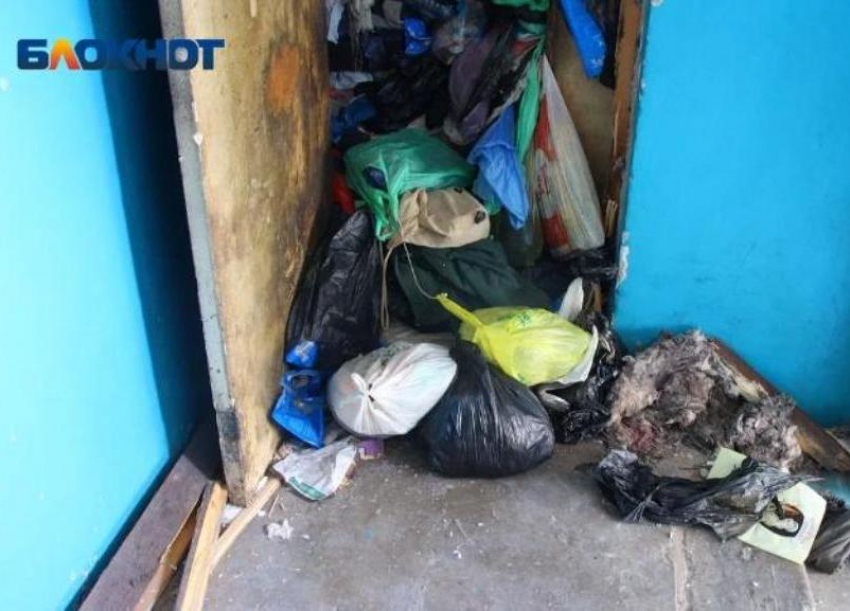 «Женщину с синдромом Плюшкина нужно отправить на лечение», - считают жители Волжского