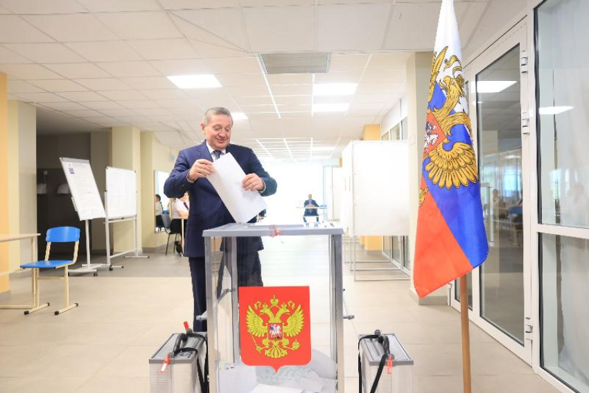 Губернатор проголосовал в первый день выборов в Волгоградской области