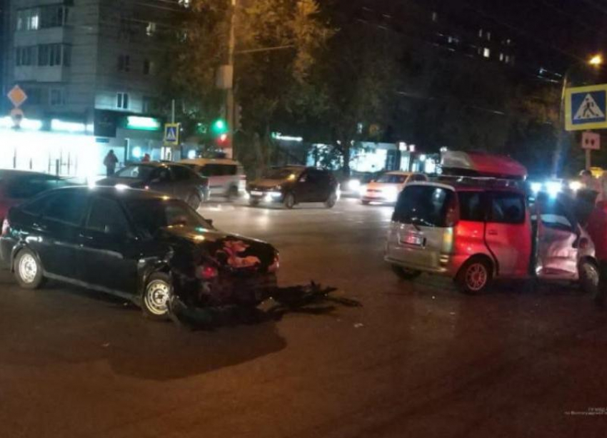 Женщина попала в больницу после ДТП на перекрестке в Волгограде