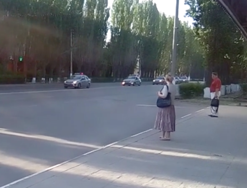 С десяток полицейских машин с сиреной пронеслись по главной улице Волжского