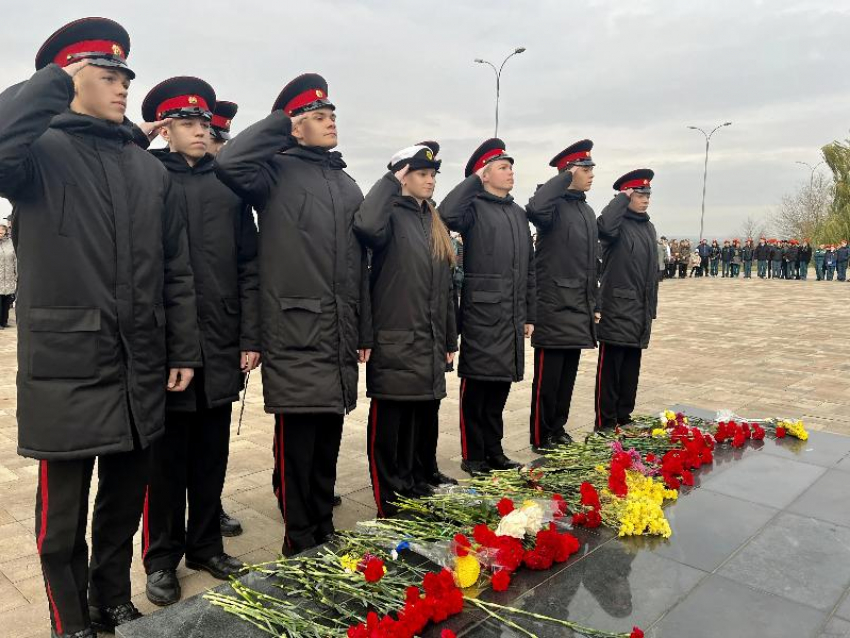 День воинской славы: в Волжском прошла церемония возложения цветов