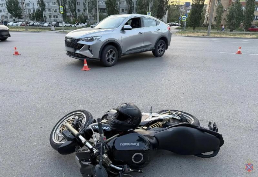 В Волжском у ТЦ «Оранж» 51-летняя женщина на кроссовере не пропустила мотоцикл: байкер в больнице
