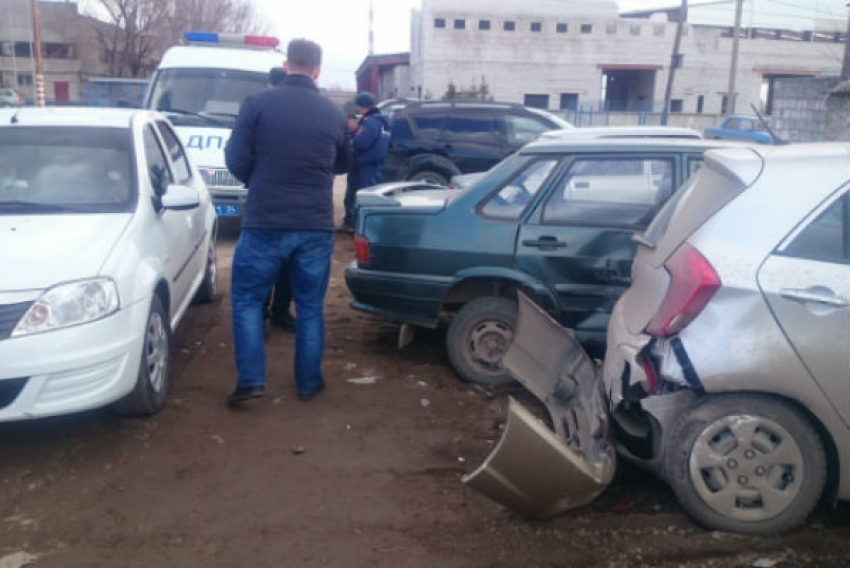 В Волжском яма на дороге стала причиной тройного ДТП