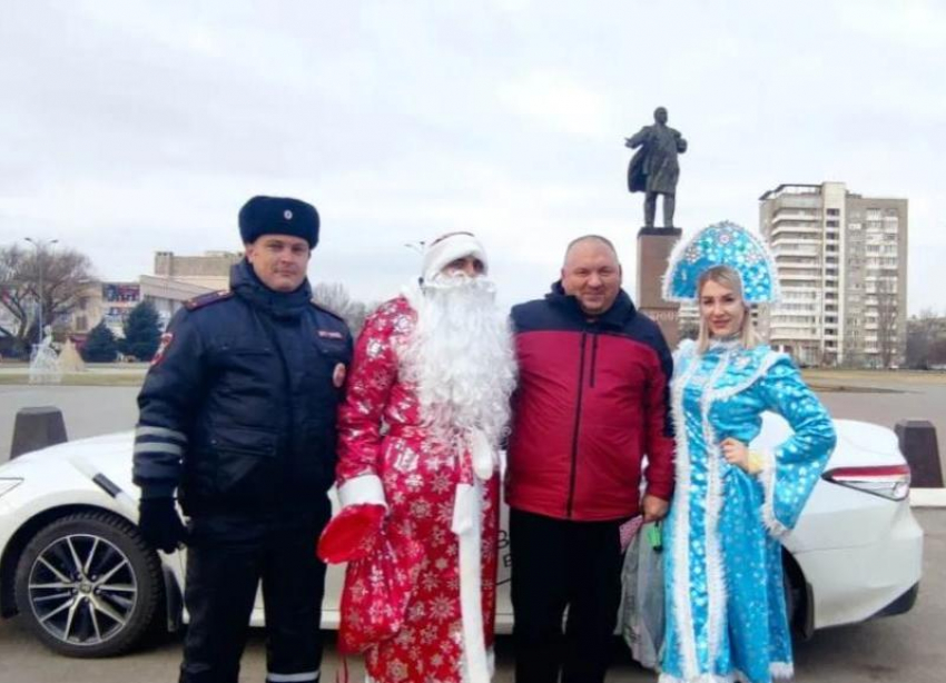 В Волжском сотрудники Госавтоинспекции поздравили автолюбителей с Новым годом