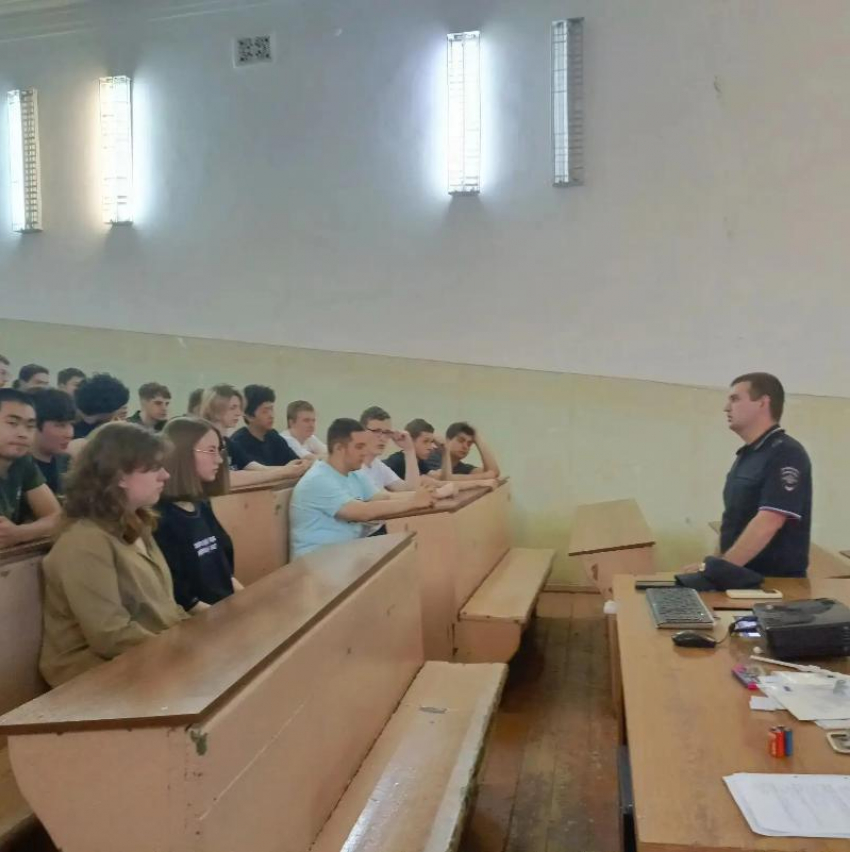 В Волжском студентам напомнили, как не стать невидимкой на дороге