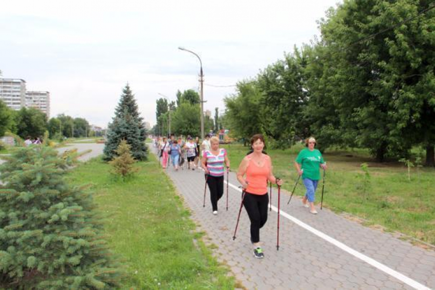 Любители скандинавской ходьбы в Волжском проложили новые маршруты