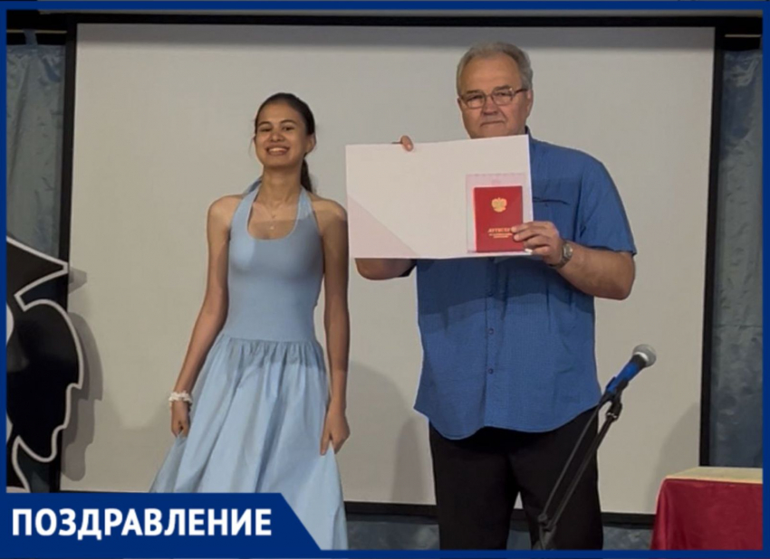 Нину Спицину поздравляем с получением красного аттестата