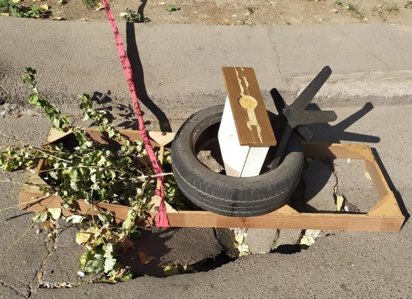 «Новый арт-объект»: кучей из мусора скрыли яму на асфальте в Волжском