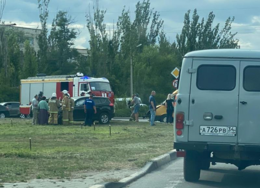 Вечерняя авария в Волжском: МЧС, ГИБДД и медики молчат