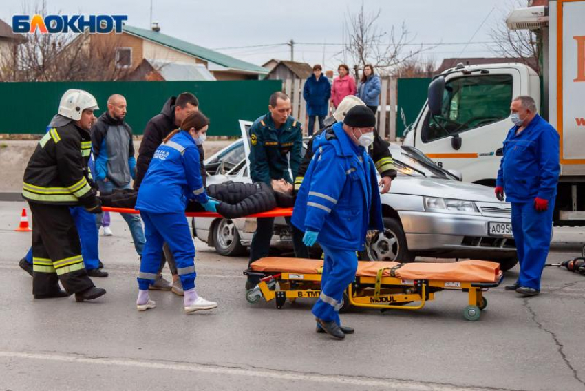 Пенсионерку госпитализировали после страшной аварии в Волжском