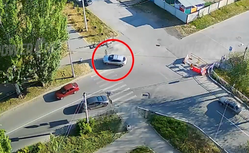 В Волжском легковушка снесла дорожный знак