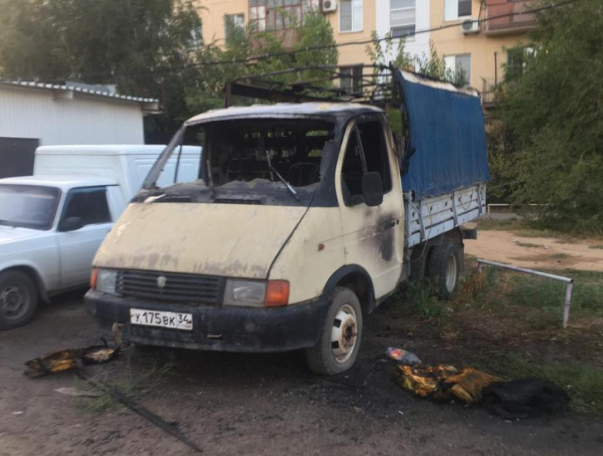 Гори газель, гори и дыни: в Волжском рядом с детской площадкой воспламенилась машина