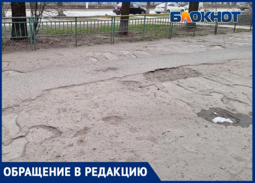 «Не меняли со времен основателей?»: состояние пешеходных дорог в Волжском сняли на видео