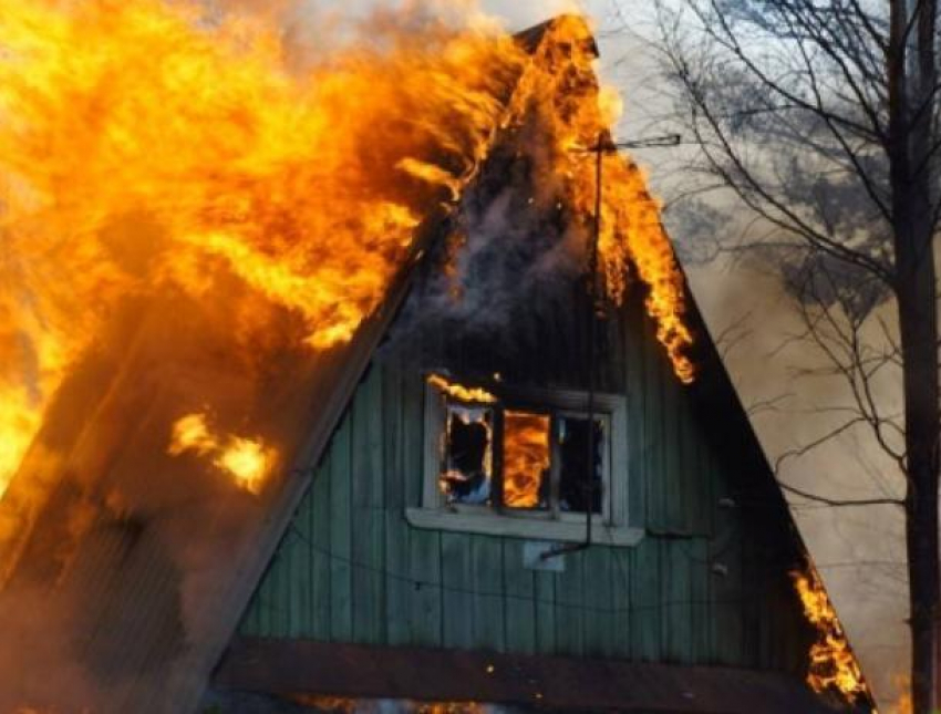 В Среднеахтубинском районе горел деревянный домик 