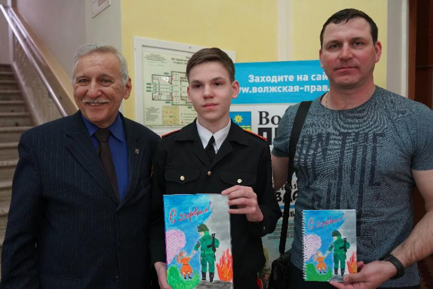 В Волжском наградили авторов открыток для бойцов