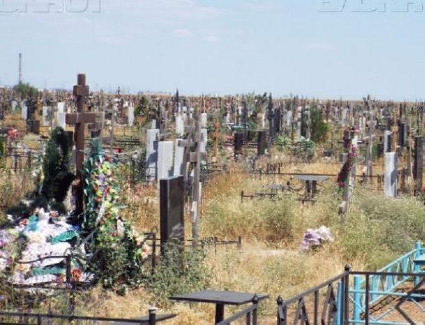У братской могилы на старом кладбище ходят мертвые солдаты, - волжанка
