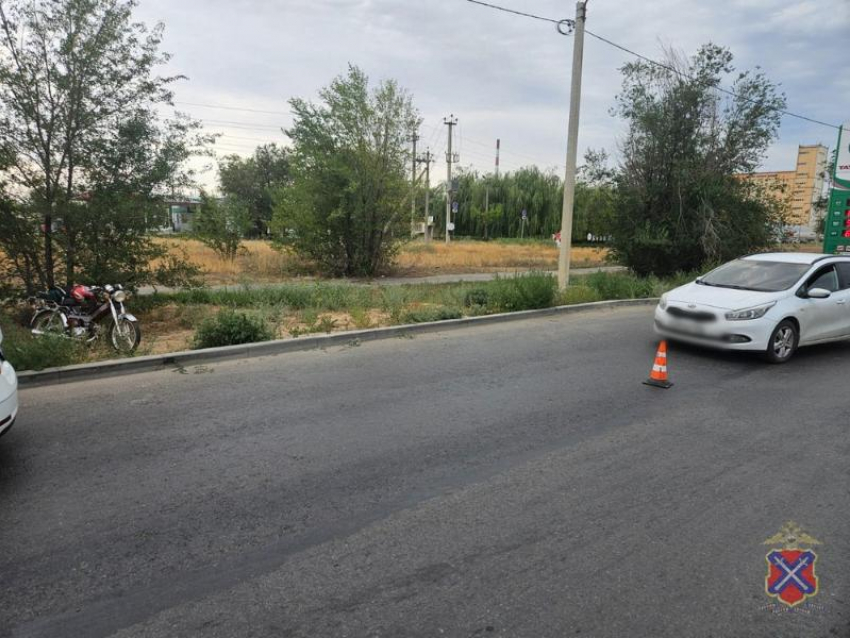 Утро в Волжском началось с ДТП: столкновение «Киа» и мопеда отправило водителя двухколесного в больницу