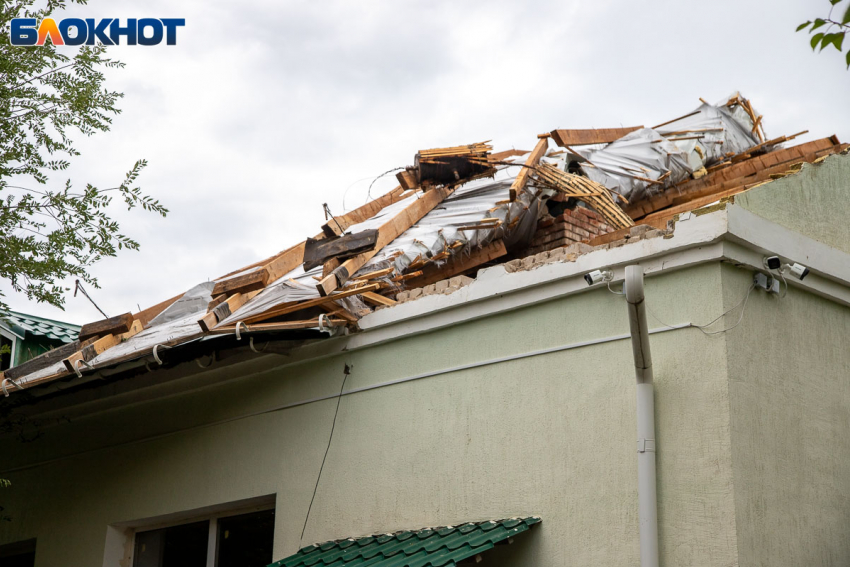 Разрушенные дома, отключения света и перекрытые трассы: последствия урагана в Волжском