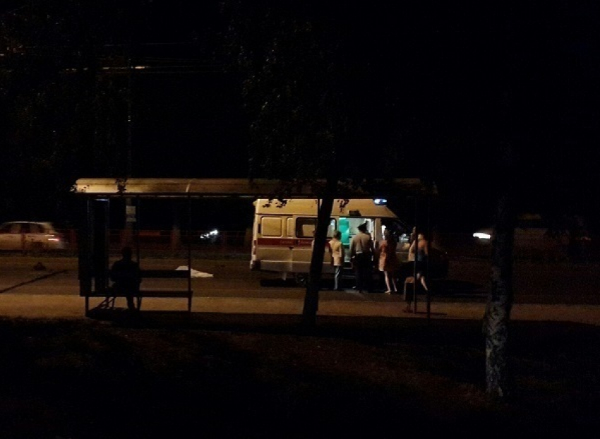На юге Волгограда 21-летнюю девушку насмерть переехали ВАЗ-2112 и Land Cruiser
