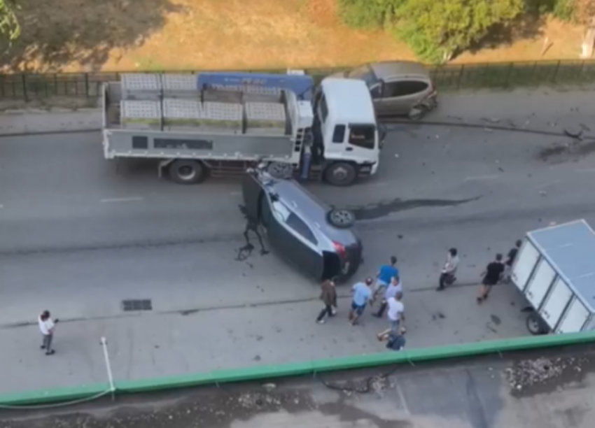 Последствия аварии с перевернутой иномаркой попали на видео в Волжском