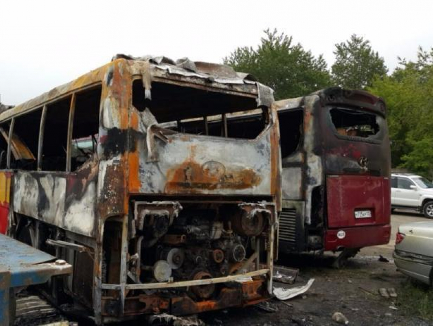 Четыре автобуса и квартира сгорели за полдня в Волжском 