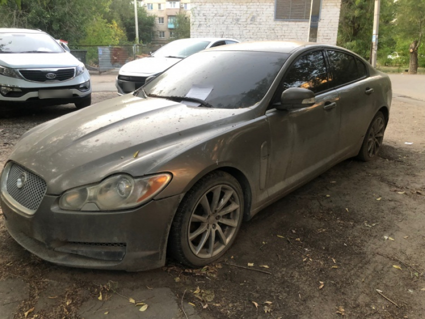 Власти Волжского предложила владельцу «Jaguar XF» отказаться от машины в пользу администрации